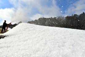 六甲山のスキー場の人工雪
